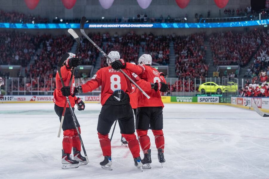 Hokejisté Švýcarska se radují z&nbsp;gólu v&nbsp;utkání s&nbsp;Lotyšskem na MS v&nbsp;hokeji 2026