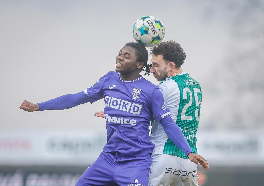 Utkání 23. kola Chance Ligy 2025/26: Zleva Camara (Karviná) a&nbsp;Sebastian Nebyla (Jablonec)