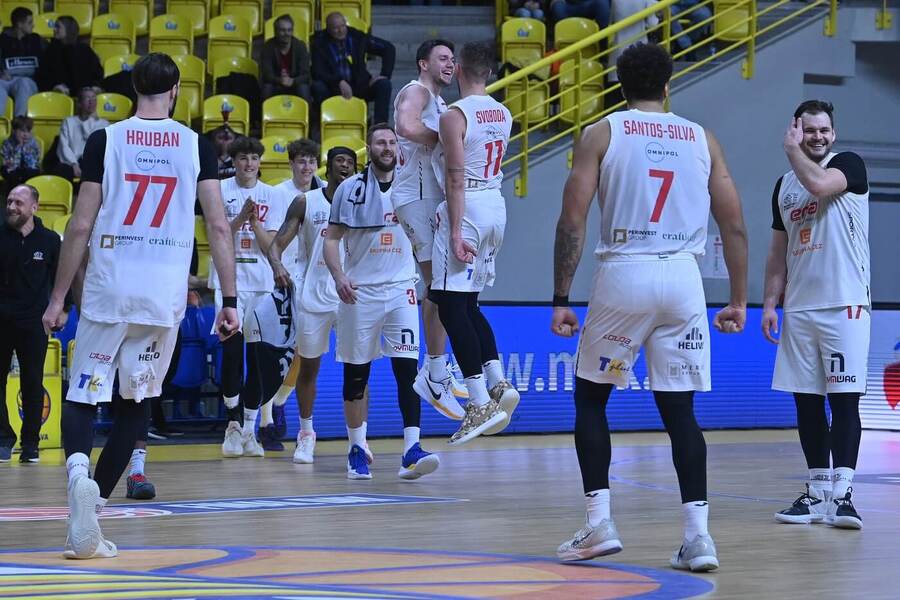 Basketbalisté Nymburka se radují z&nbsp;vítězství