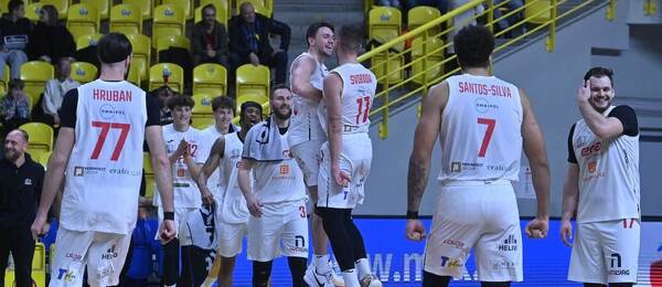 Basketbalisté Nymburka se radují z vítězství