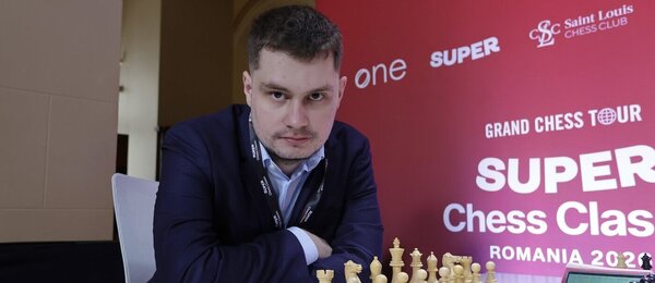Šachový velmistr Bogdan-Daniel Deac hypnotizuje objektiv fotoaparátu na turnaji GCT v Bukurešti