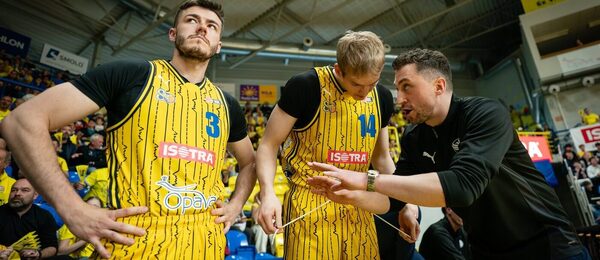 Opavští basketbalisté František Váňa (vlevo) s Davidem Motyčkou, vedle nich trenér David Zach uděluje pokyny