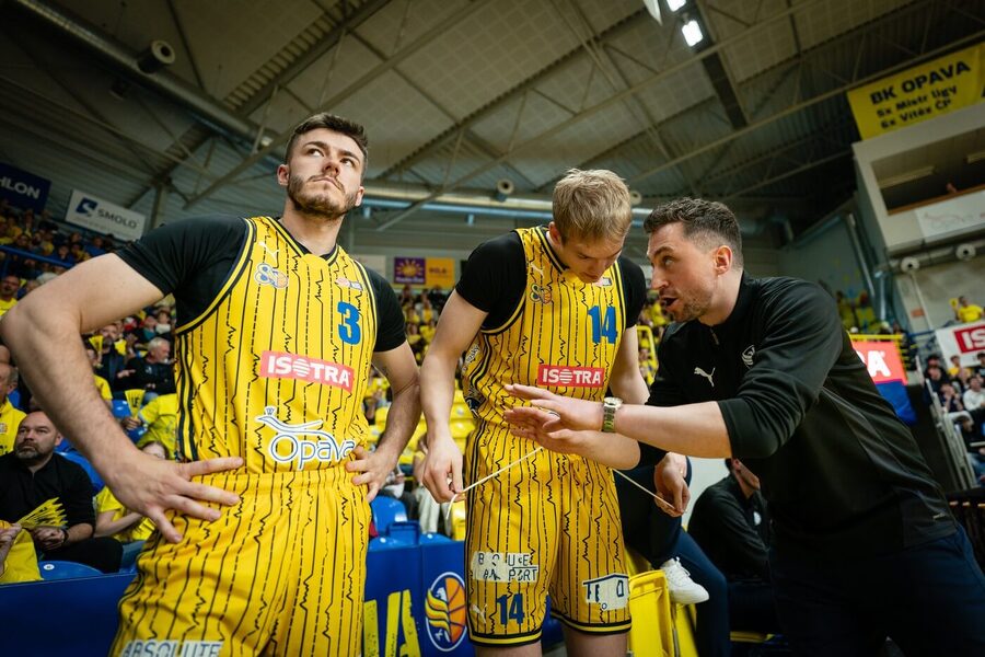 Opavští basketbalisté František Váňa (vlevo) s&nbsp;Davidem Motyčkou, vedle nich trenér David Zach uděluje pokyny