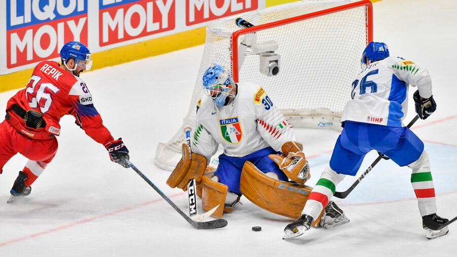 Michal Řepík, brankář Marco de Filippo Roia a&nbsp;Armin Helfer v&nbsp;zápase Česko vs. Itálie na MS v&nbsp;ledním hokeji 2019 v&nbsp;Bratislavě.