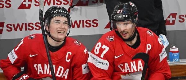 Zleva na snímku kapitán Kanady Macklin Celebrini a jeho spoluhráč Sidney Crosby