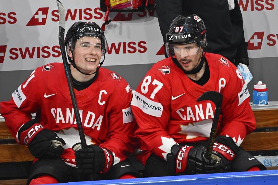 Zleva na snímku kapitán Kanady Macklin Celebrini a&nbsp;jeho spoluhráč Sidney Crosby