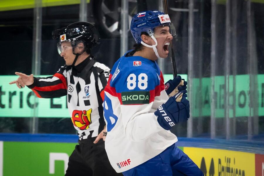 Slovenský hráč Martin Chromiak se raduje po vstřelení branky v&nbsp;zápase proti Slovinsku