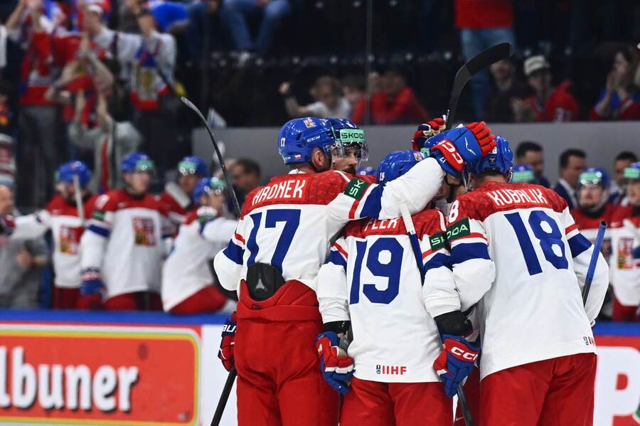 Čeští hokejoví reprezentanti slaví gól v&nbsp;utkání s&nbsp;Itálií. Česko dnes na MS v&nbsp;hokeji 2026 hraje se Slovenskem.