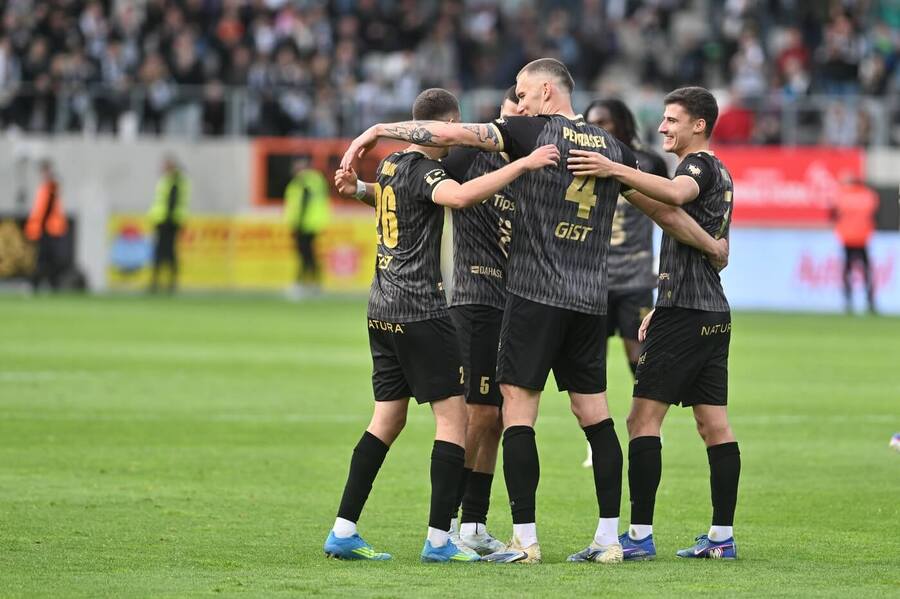 Fotbalisté Hradce Králové se radují z&nbsp;vítězství nad Slavií, 4.&nbsp;kolo nadstavby Chance Ligy