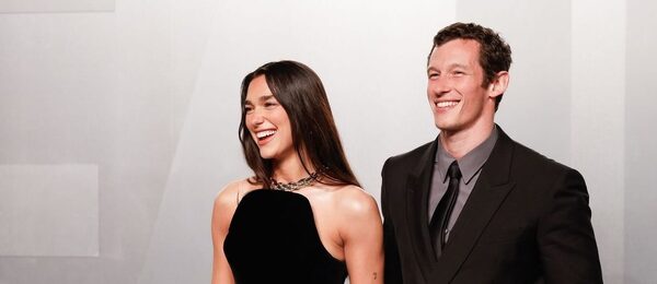 Favoritem bookmakerů je Callum Turner, na snímku ho doprovází partnerka Dua Lipa