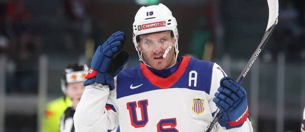 Matthew Tkachuk v zápase s Lotyšskem na MS v hokeji 2026. USA dnes hrají s Maďarskem.