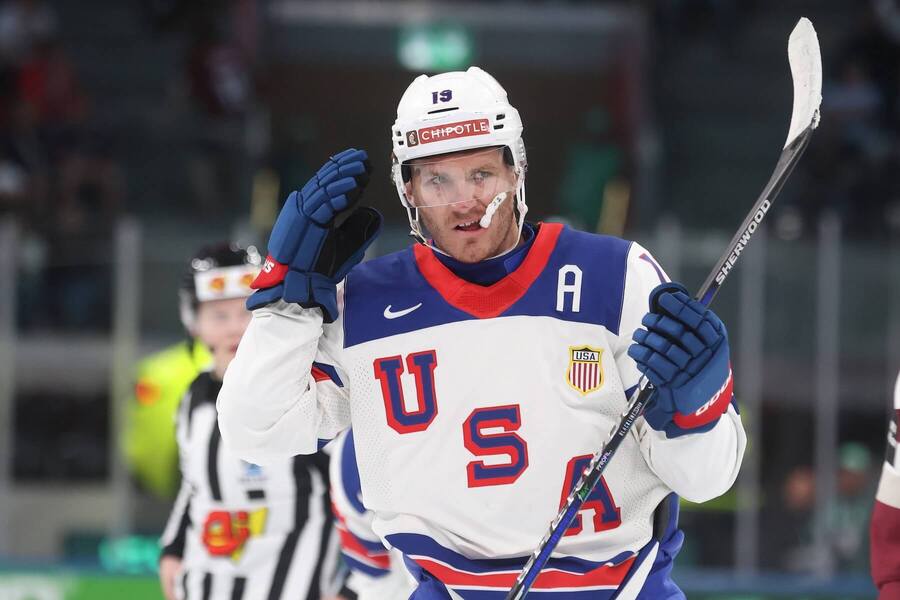 Matthew Tkachuk v&nbsp;zápase s&nbsp;Lotyšskem na MS v&nbsp;hokeji 2026. USA dnes hrají s&nbsp;Maďarskem.