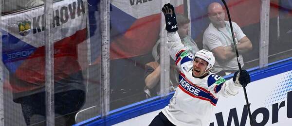 Martin Rønnild se raduje z gólu proti Česku. Norsko dnes na MS v hokeji 2026 hraje proti Dánsku.