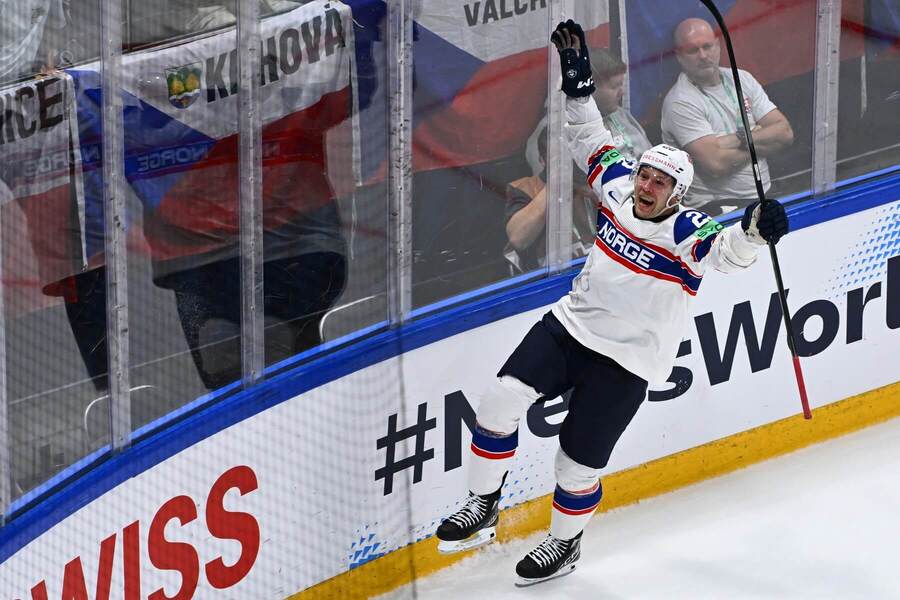 Martin Rønnild se raduje z&nbsp;gólu proti Česku. Norsko dnes na MS v&nbsp;hokeji 2026 hraje proti Dánsku.
