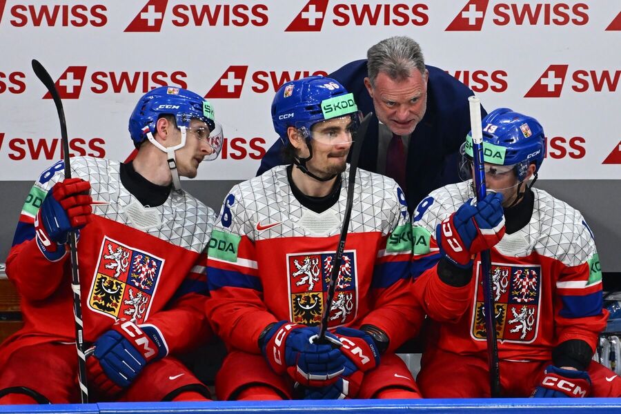 Trenér české hokejové reprezentace Radim Rulík během zápasu s&nbsp;Norskem. Oba týmy na MS v&nbsp;hokeji 2026 postoupily do čtvrtfinále.