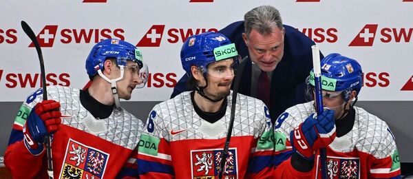 Trenér české hokejové reprezentace Radim Rulík během zápasu s Norskem. Oba týmy na MS v hokeji 2026 postoupily do čtvrtfinále.