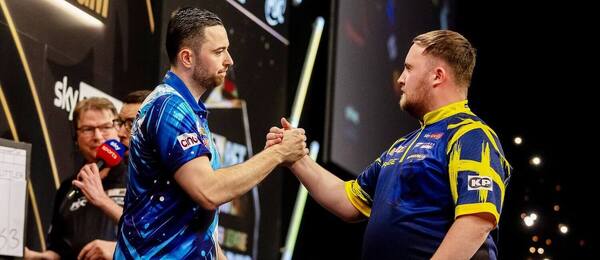 Luke Humphries a Luke Littler během zápasu Premier League Darts 2026. Oba šipkaři postoupili do dnešního finálového večera.