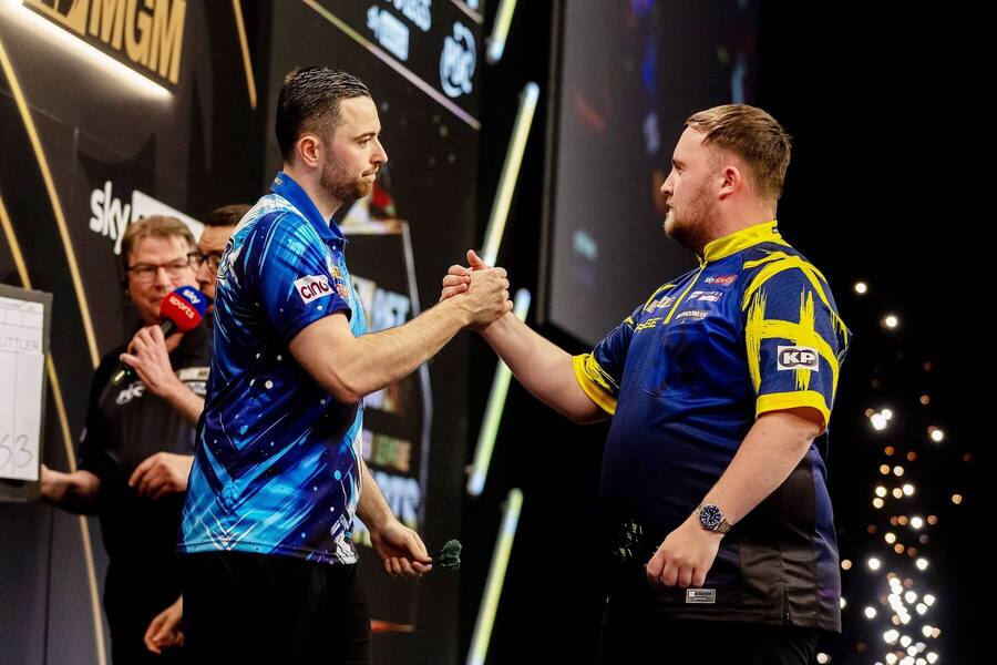 Luke Humphries a&nbsp;Luke Littler během zápasu Premier League Darts 2026. Oba šipkaři postoupili do dnešního finálového večera.