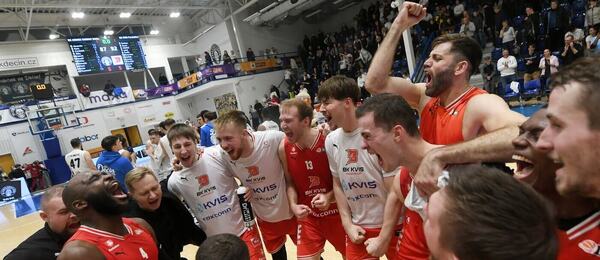 Basketbalisté Pardubic oslavují výhru, ilustrační foto ze zápasu proti Děčínu
