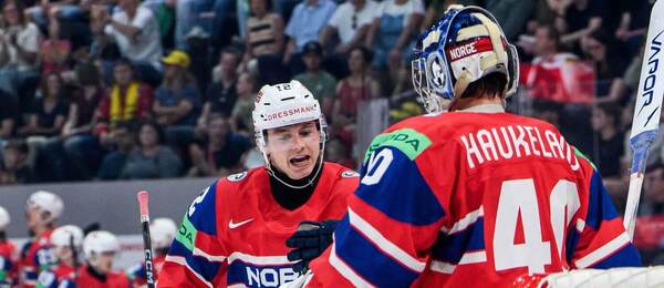 Noah Steen a Henrik Haukeland v zápase MS v ledním hokeji 2026. Norsko dnes hraje čtvrtfinále proti Lotyšsku