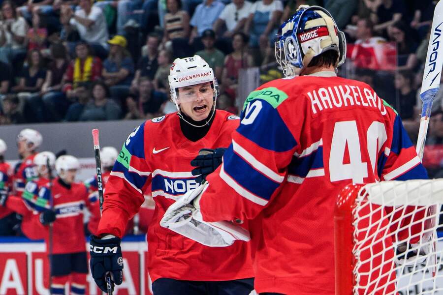 Noah Steen a&nbsp;Henrik Haukeland v&nbsp;zápase MS v&nbsp;ledním hokeji 2026. Norsko dnes hraje čtvrtfinále proti Lotyšsku