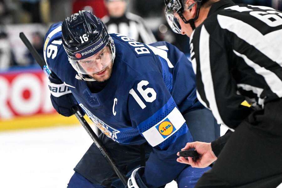 Kapitán Finska Aleksander Barkov v&nbsp;zápase proti Česku na MS v&nbsp;hokeji 2026