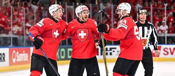 Christoph Bertschy (uprostřed) slaví gól v semifinále. Zápas Švýcarska dnes uzavře program MS v ledním hokeji 2026.