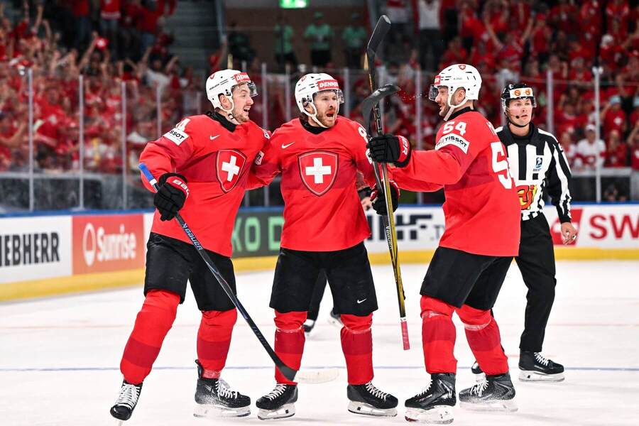 Christoph Bertschy (uprostřed) slaví gól v&nbsp;semifinále. Zápas Švýcarska dnes uzavře program MS v&nbsp;ledním hokeji 2026.