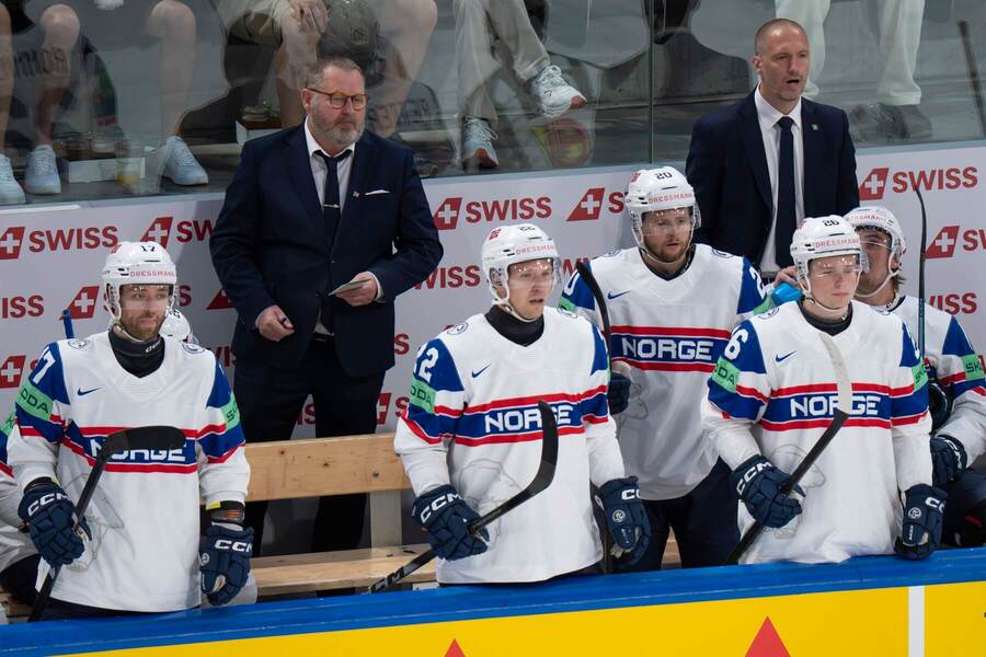 Norská střídačka během semifinále proti Švýcarsku