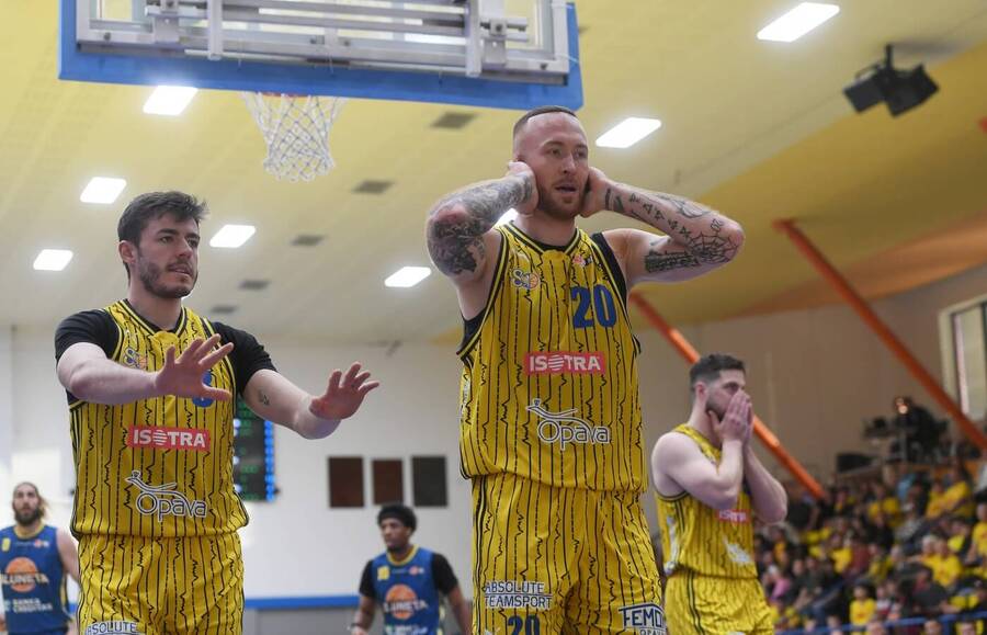 Basketbalisté Opavy, vlevo František Váňa, vedle něj Šimon Puršl