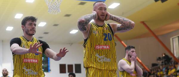Basketbalisté Opavy, vlevo František Váňa, vedle něj Šimon Puršl
