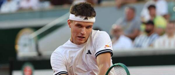 Jakub Menšík během osmifinálového souboje na Roland Garros 2026