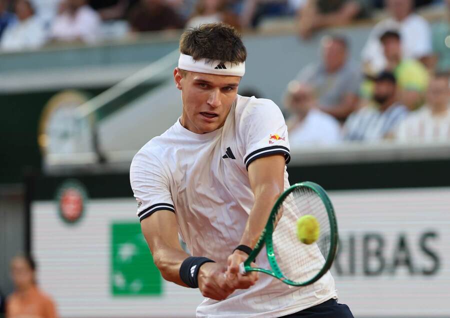 Jakub Menšík během osmifinálového souboje na Roland Garros 2026