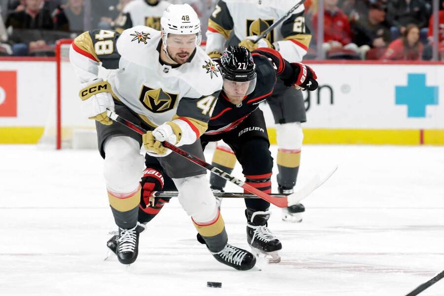 Tomáš Hertl v&nbsp;zápase Vegas Golden Knights proti Carolina Hurricanes. Oba týmy se dnes střetnou v&nbsp;1. finále Stanley Cupu 2026.