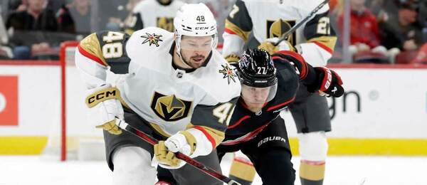 Tomáš Hertl v zápase Vegas Golden Knights proti Carolina Hurricanes. Oba týmy se dnes střetnou v 1. finále Stanley Cupu 2026.