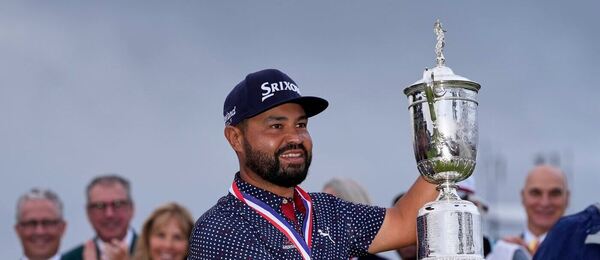 J.J. Spaun s trofejí pro vítěze golfového U.S. Open