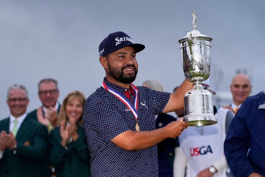 J.J. Spaun s&nbsp;trofejí pro vítěze golfového U.S. Open