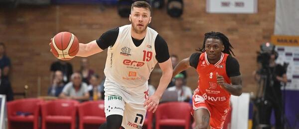 Nymburský rozehrávač Ondřej Sehnal v úniku, za ním pardubický Trey Bonham