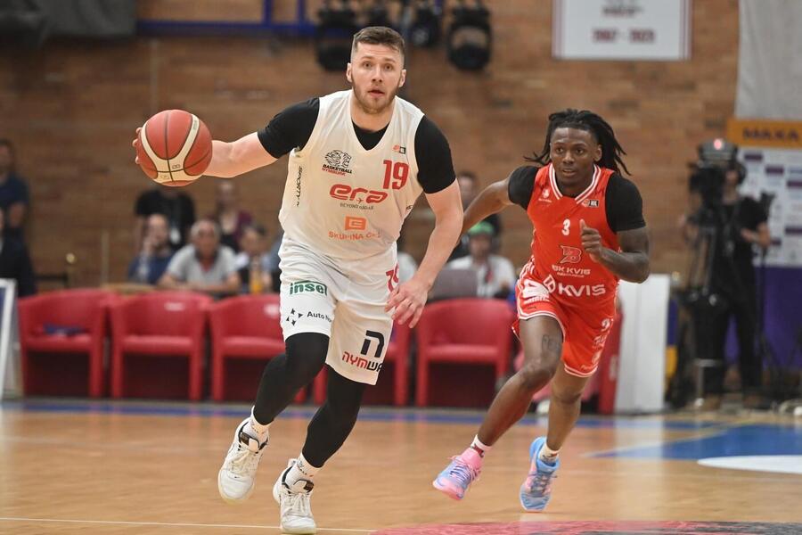 Nymburský rozehrávač Ondřej Sehnal v&nbsp;úniku, za ním pardubický Trey Bonham