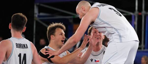 Čeští basketbalisté oslavují senzační vítězství nad USA