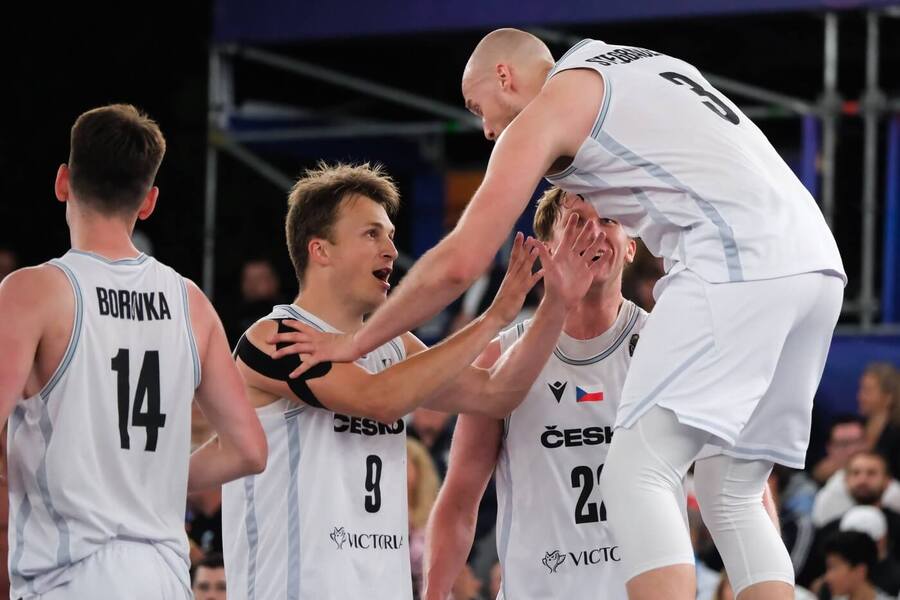 Čeští basketbalisté oslavují senzační vítězství nad USA