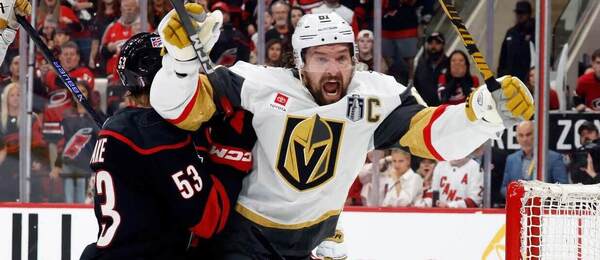 Kapitán Golden Knights Mark Stone se raduje z gólu ve 2. finále play-off NHL 2026. Série o Stanley Cup Vegas vs. Carolina dnes pokračuje 3. zápasem.