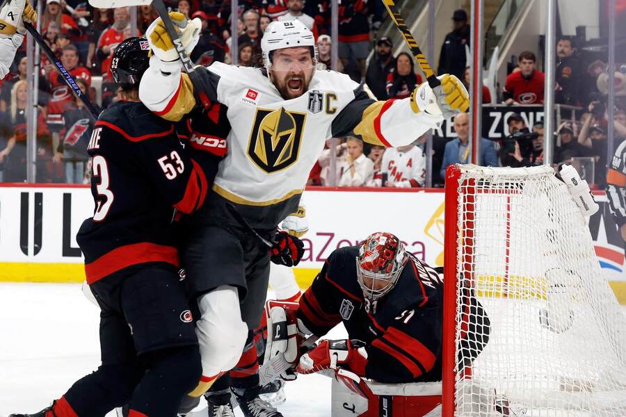 Kapitán Golden Knights Mark Stone se raduje z&nbsp;gólu ve 2.&nbsp;finále play-off NHL 2026. Série o&nbsp;Stanley Cup Vegas vs. Carolina dnes pokračuje 3.&nbsp;zápasem.