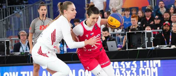 Česká basketbalistka Kateřina Galíčková najíždí do koše