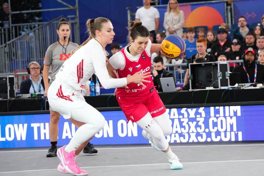 Česká basketbalistka Kateřina Galíčková najíždí do koše