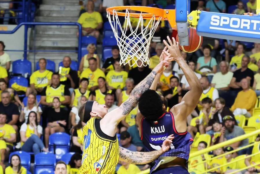 Opavský Šimon Puršl a&nbsp;brněnský Kevin Kalu, podkošová bitva