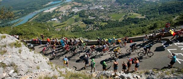 Cyklisty čeká také ikonické stoupání na Grand Colombier