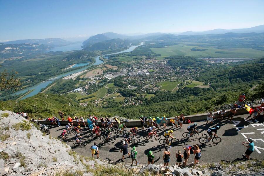 Cyklisty čeká také ikonické stoupání na Grand Colombier