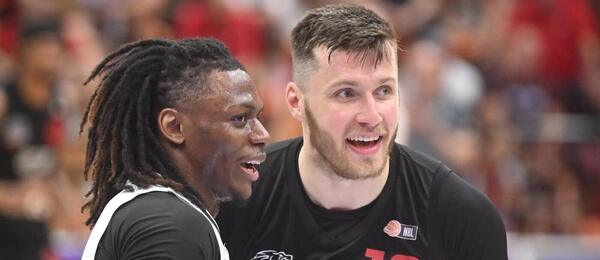 Pardubický Robert Bonham (vlevo) a Ondřej Sehnal z Nymburku, finále play off Maxa NBL