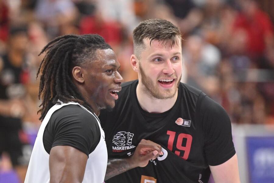 Pardubický Robert Bonham (vlevo) a&nbsp;Ondřej Sehnal z&nbsp;Nymburku, finále play off Maxa NBL